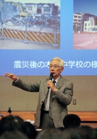 授業再開に奔走した体験を語る元校長の加山光雄さん＝神戸市東灘区岡本３、本山中学校