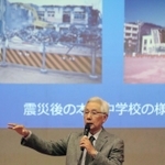 授業再開に奔走した体験を語る元校長の加山光雄さん＝神戸市東灘区岡本３、本山中学校