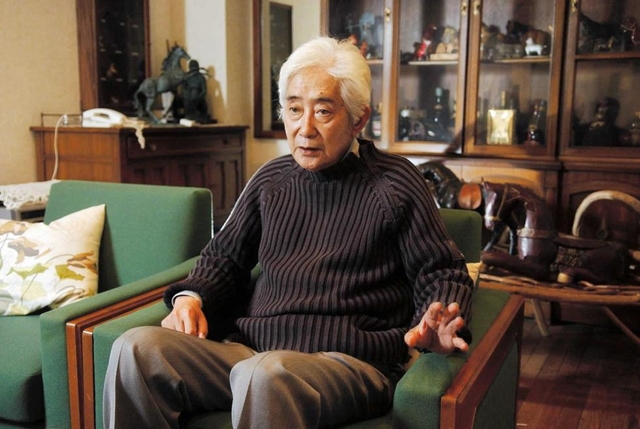 ２００４年１２月、神戸新聞社のインタビューに答える藤本義一さん＝西宮市内
