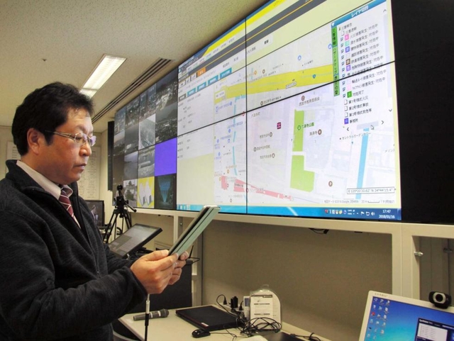 災害現場の状況をスマホなどで報告する兵庫県のシステムのテスト画面（手前）＝神戸市中央区中山手通５、兵庫県災害対策センター