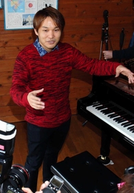 昨年１２月１５日のコンサートで「浜風の家が思い出の片隅に残れば」と語った松永貴志さん＝芦屋市浜風町（撮影・三津山朋彦）