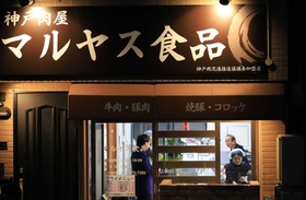 煌々（こうこう）と明かりをともして営業を続ける店舗＝神戸市長田区菅原通４