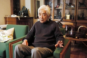 ２００４年１２月、神戸新聞社のインタビューに答える藤本義一さん＝西宮市内