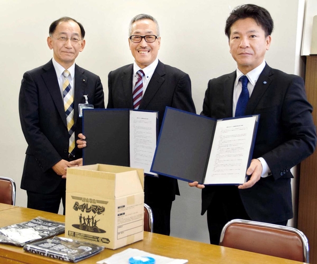 協定を結んだ（左から）神戸市の清水雅範環境局長、ＭＴーＮＥＴの水島徹朗社長、スターライト販売の清水圭社長＝神戸市役所 