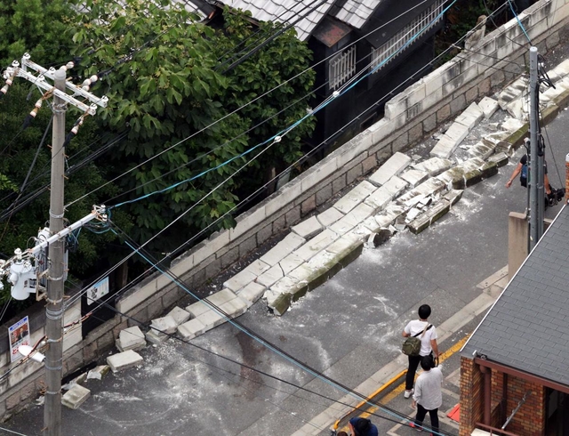 男性が下敷きになった民家の壁＝１８日、大阪市東淀川区