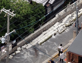 男性が下敷きになった民家の壁＝１８日、大阪市東淀川区