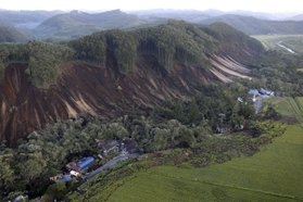 大規模な土砂崩れが発生し、家屋が倒壊した北海道厚真町吉野地区＝６日午前６時１５分