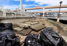 阪神・淡路大震災の遺構の一部が流失した「神戸港震災メモリアルパーク」。土砂の流出を防ぐ土のうが置かれている＝５日午前、神戸市中央区波止場町（撮影・大森　武）