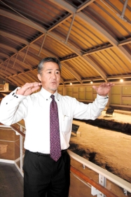 保存された野島断層の前に立つ震災語り部の米山正幸さん＝淡路市小倉