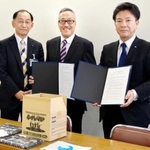 協定を結んだ（左から）神戸市の清水雅範環境局長、ＭＴーＮＥＴの水島徹朗社長、スターライト販売の清水圭社長＝神戸市役所 