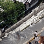 男性が下敷きになった民家の壁＝１８日、大阪市東淀川区