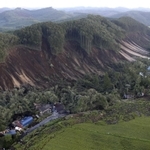 大規模な土砂崩れが発生し、家屋が倒壊した北海道厚真町吉野地区＝６日午前６時１５分