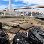 阪神・淡路大震災の遺構の一部が流失した「神戸港震災メモリアルパーク」。土砂の流出を防ぐ土のうが置かれている＝５日午前、神戸市中央区波止場町（撮影・大森　武）