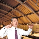 保存された野島断層の前に立つ震災語り部の米山正幸さん＝淡路市小倉