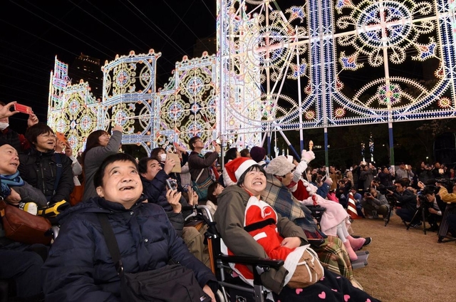 光の装飾を見上げる来場者ら＝５日夜、東遊園地（撮影・中西大二）