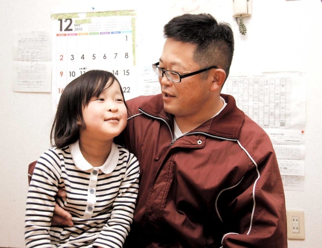 長女麦さんに母岡西ヨリ子さんの思い出を語る藤原雄大さん＝尼崎市