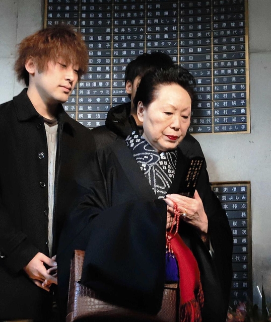 両親の位牌を手に訪れた幸田雅子さん（右）。孫の拓哉さん（左）らが銘板を取り付けた＝１５日午後、神戸市中央区加納町６（撮影・斎藤雅志）