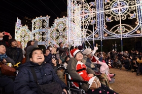 光の装飾を見上げる来場者ら＝５日夜、東遊園地（撮影・中西大二）