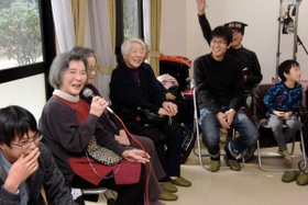 阪神・淡路大震災を経験し、励まし合った仲間と近況報告する人たち＝神戸市東灘区住吉南町１