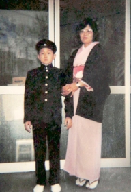 中学校の入学式に参加した藤原雄大さん（左）と岡西ヨリ子さん（藤原さん提供）