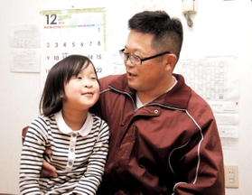 長女麦さんに母岡西ヨリ子さんの思い出を語る藤原雄大さん＝尼崎市