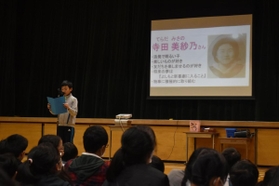 阪神・淡路大震災で犠牲になった８人の児童を紹介する６年生＝芦屋市精道町