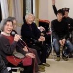 阪神・淡路大震災を経験し、励まし合った仲間と近況報告する人たち＝神戸市東灘区住吉南町１