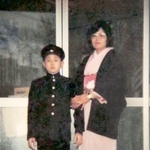 中学校の入学式に参加した藤原雄大さん（左）と岡西ヨリ子さん（藤原さん提供）