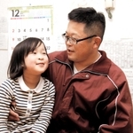長女麦さんに母岡西ヨリ子さんの思い出を語る藤原雄大さん＝尼崎市