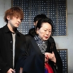両親の位牌を手に訪れた幸田雅子さん（右）。孫の拓哉さん（左）らが銘板を取り付けた＝１５日午後、神戸市中央区加納町６（撮影・斎藤雅志）