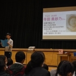 阪神・淡路大震災で犠牲になった８人の児童を紹介する６年生＝芦屋市精道町