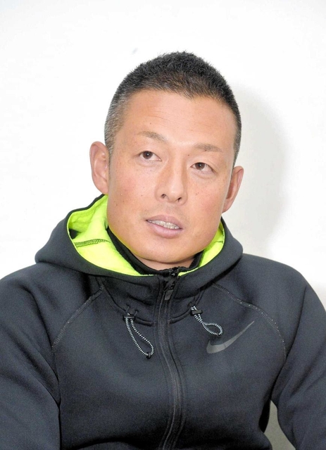 阪神・淡路大震災時の自身と同年代の選手らを率い都大路での健闘を誓う浜本憲秀監督＝神戸市須磨区、須磨学園