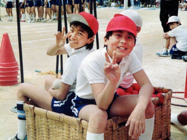 小学校の運動会で記念撮影する松本幸大さん（左）と大浅田一郎君＝１９９１年撮影（松本さん提供）