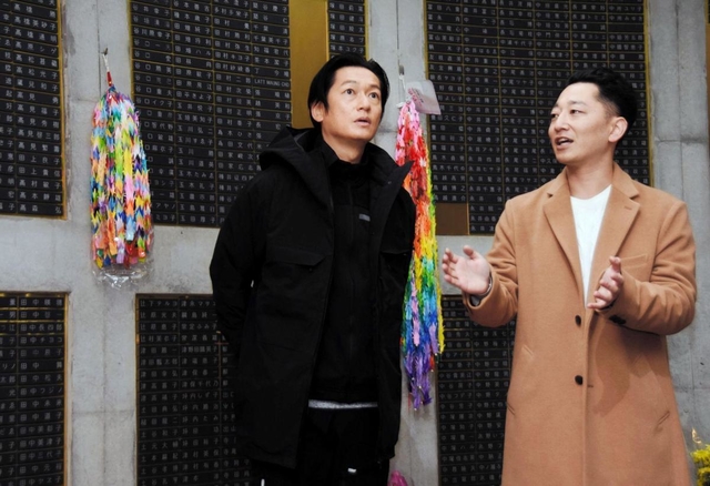神戸・三宮の東遊園地にある「慰霊と復興のモニュメント」を訪問した井浦新さん（左）＝１２日午前、神戸市中央区、東遊園地