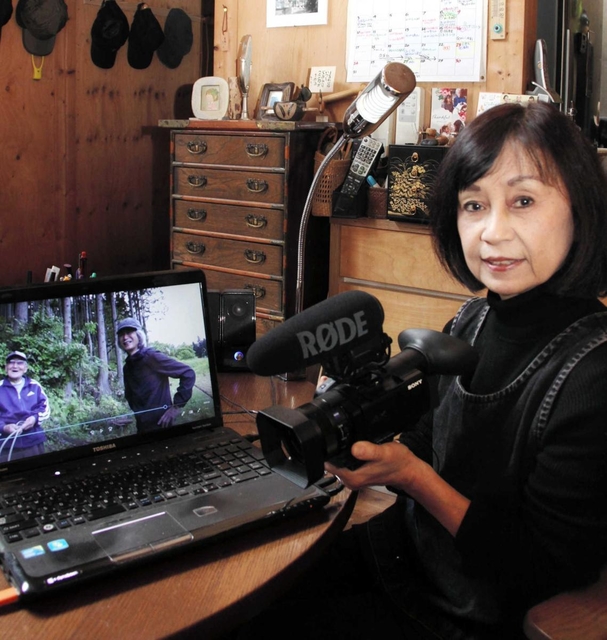 ドキュメンタリー制作の機材を手にする中北富代さん＝西宮市大井手町