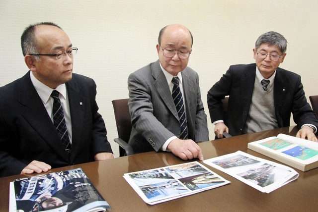 ２４年前を振り返る（左から）岩沢茂幸さん、岡本啓さん、志岐秀信さん＝大阪市阿倍野区、奥村組