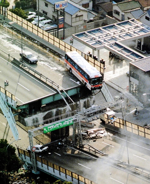 阪神・淡路大震災で崩壊した阪神高速道路。走行中の車が多ければ、被害拡大の恐れもあった＝１９９５年１月１７日朝、西宮市