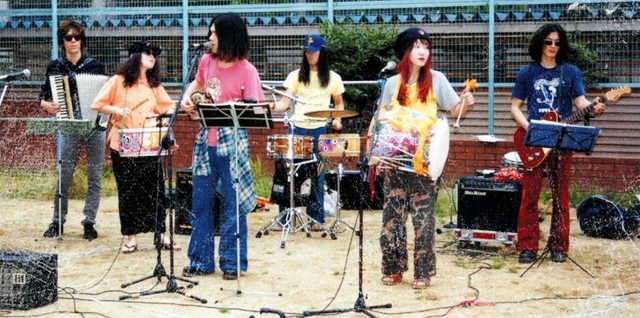 １９９５年６月に神戸市長田区の公園で行ったライブ（いずれもソウル・フラワー・ユニオン提供）