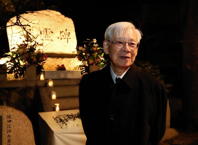 慰霊碑前で２４年の歩みを振り返り、政枝さんへの思いを語る永島長一郎さん＝１７日午前６時１８分、神戸市東灘区魚崎中町４、魚崎わかばサロン（撮影・三浦拓也）