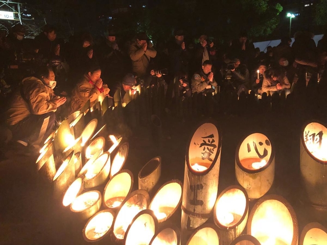 阪神・淡路大震災の発生時刻に合わせて黙とうする人たち＝午前５時４６分、神戸市中央区の東遊園地