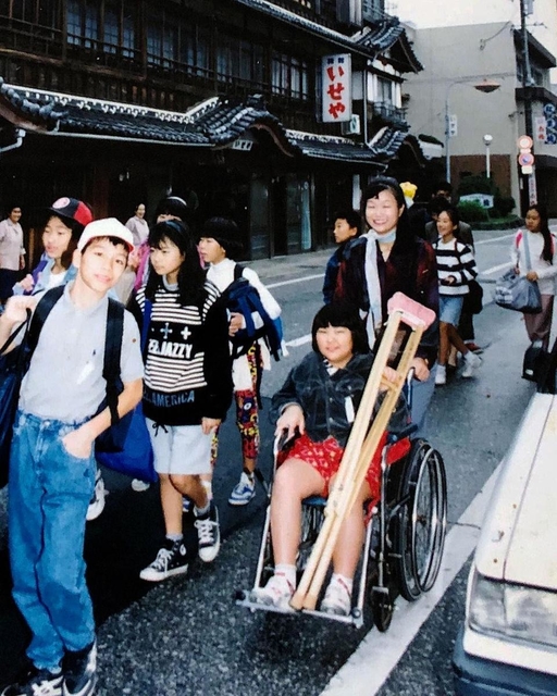 加藤はるかさん＝（手前右の車いすの少女、菊地いつかさん提供）