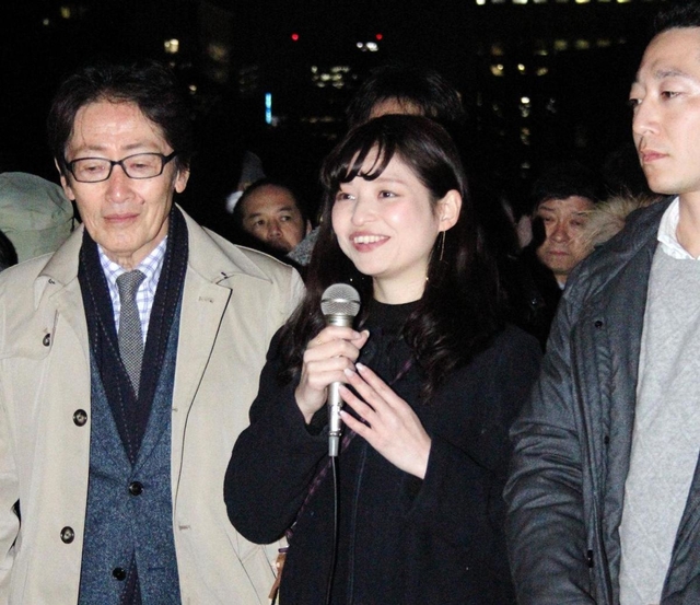 「来年もこの場所で皆さんに会いたい」と参加者に感謝を述べる小島汀さん（中央）、俳優の堀内正美さん（左）と藤本真一委員長（右）ら＝東京都千代田区日比谷公園