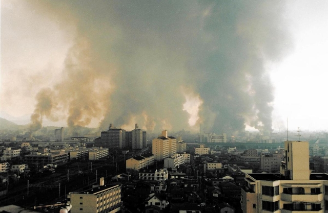 黒煙を上げながら燃え広がる長田、兵庫一帯の火事＝１９９５年１月１７日、神戸市須磨区若宮町から