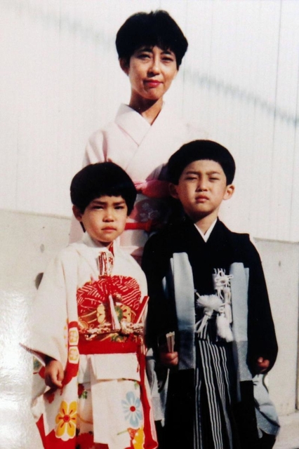 亡くなった母の美貴さん、双子の兄昭雄君と幼い頃の望美さん（三苫望美さん提供）