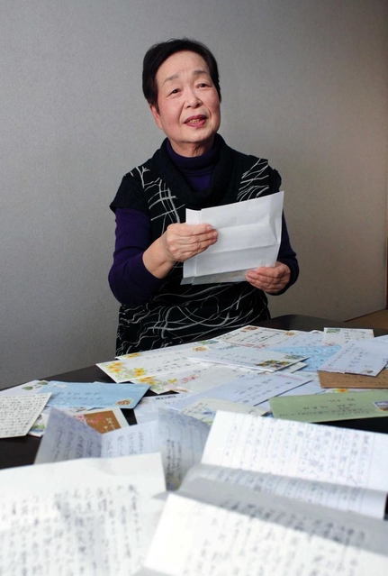 宮城県石巻市から届いた手紙を前に語る堀越明美さん＝神戸市垂水区北舞子２