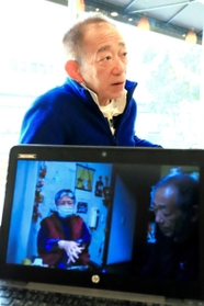 支援を続ける被災者の記録映像を撮影した牧秀一さん＝神戸市東灘区向洋町中６（撮影・大山伸一郎）