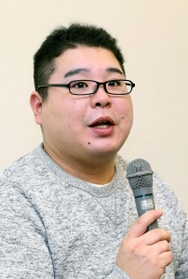 阪神・淡路大震災の「追悼の集い」で遺族代表としてあいさつする柴田大輔さん＝神戸市役所（撮影・辰巳直之）