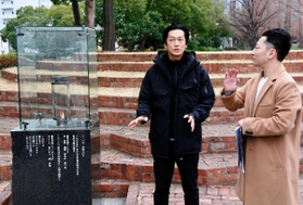 ガス灯「１・１７希望の灯り」を見学する井浦新さん（左）＝１２日午前、神戸市中央区、東遊園地