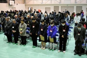 阪神・淡路大震災の犠牲者のために黙とうする出席者＝西脇北高校