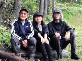 （左から）佐藤直志さんと中北富代さん、夫の幸さん＝岩手県陸前高田市（中北さん提供）